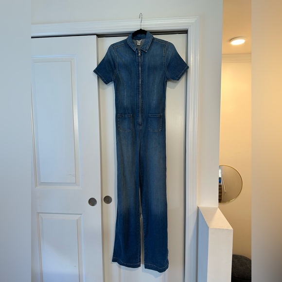 Guess Zip Front Wide Leg Short Sleeve Jumpsuit in Medium Wash - Picture 1 of 8